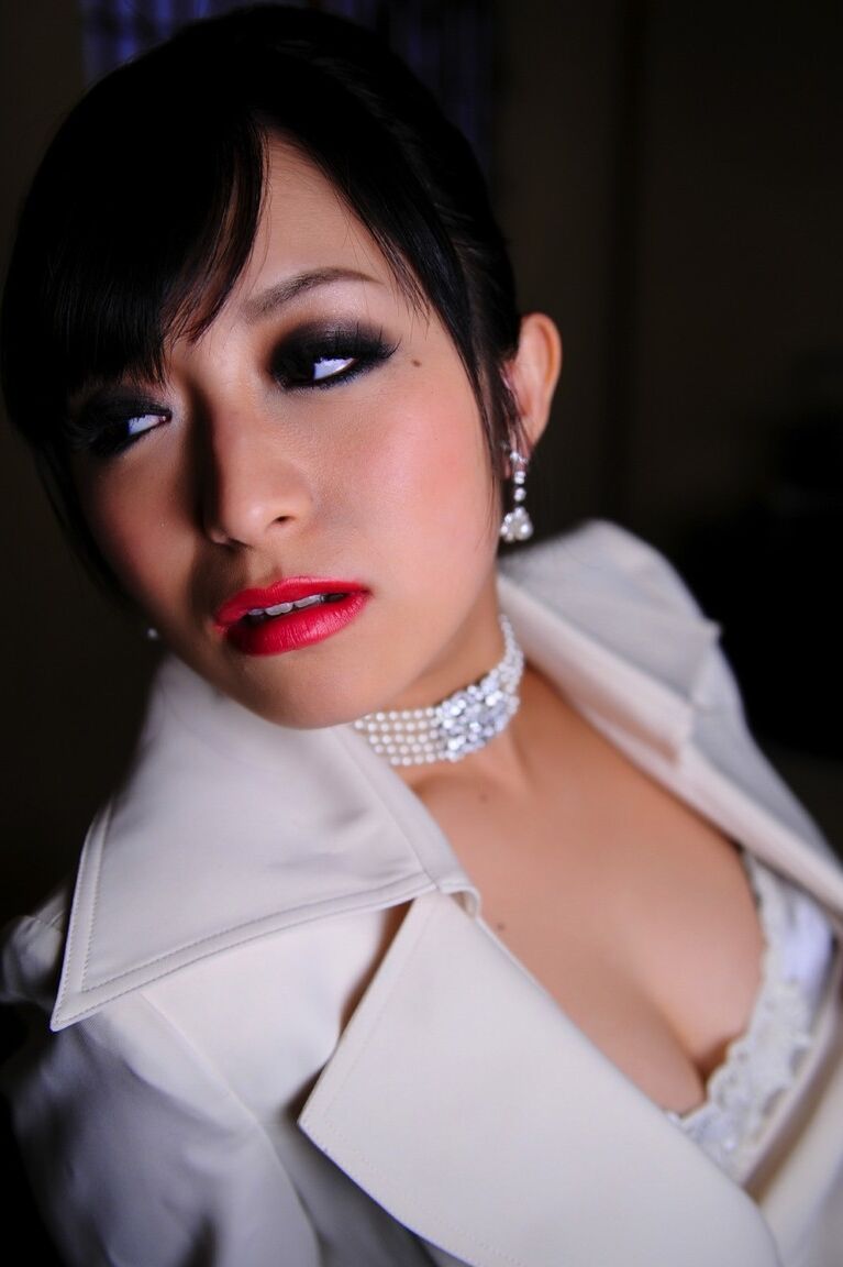 12P 日本人モデルがビジネススーツと赤い唇で高級ブラジャーを露出