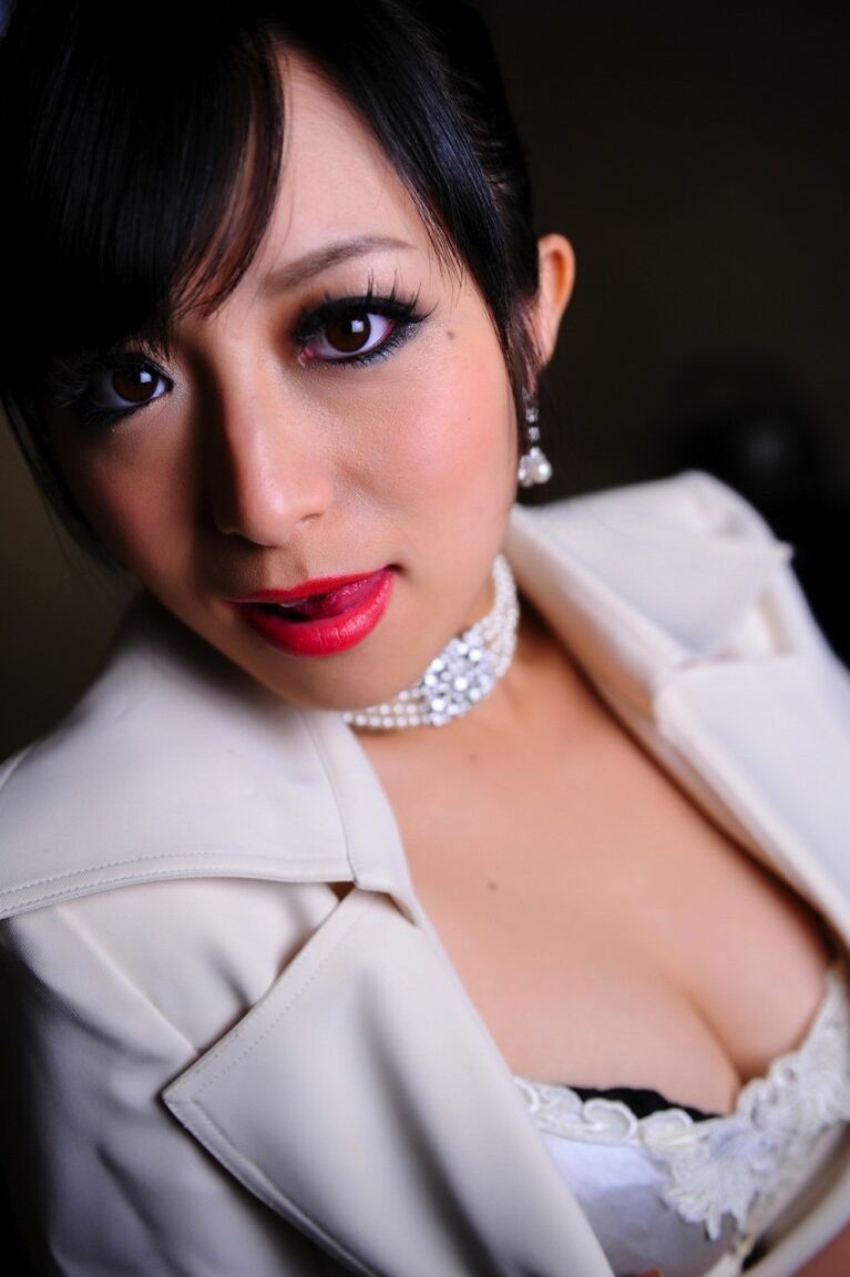 12P 日本人モデルがビジネススーツと赤い唇で高級ブラジャーを露出