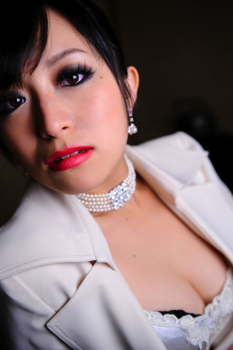 12P 日本人モデルがビジネススーツと赤い唇で高級ブラジャーを露出
