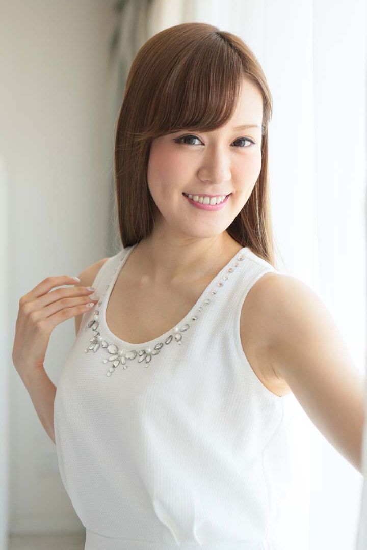 20P Le miel japonais Ruri Tachibana se déshabille et prend deux gros boutons sur un lit