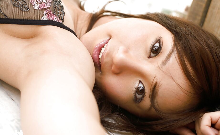 15P Ryo Akanishi, une asiatique aux gros seins, enlève son haut de lingerie.