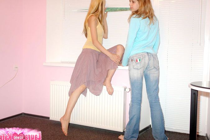 10P Adorável adolescente Laura e Emily modelando em uma linda roupa de fetiche