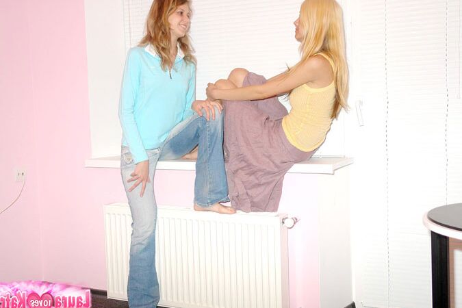 10P Adorável adolescente Laura e Emily modelando em uma linda roupa de fetiche