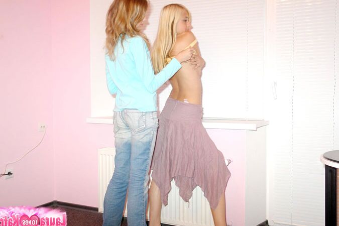 10P Adorável adolescente Laura e Emily modelando em uma linda roupa de fetiche