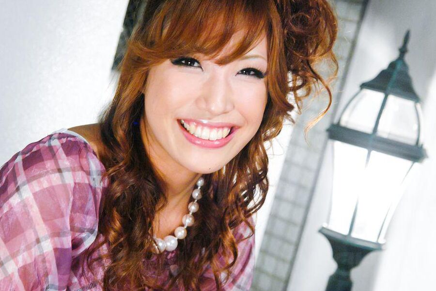 16P Aya Sakuraba spielt mit ihrer Muschi, während ihr Freund zusieht