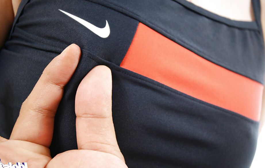 16P Smiley asiática querida tem sua roupa esportiva rasgada e expõe seus peitos
