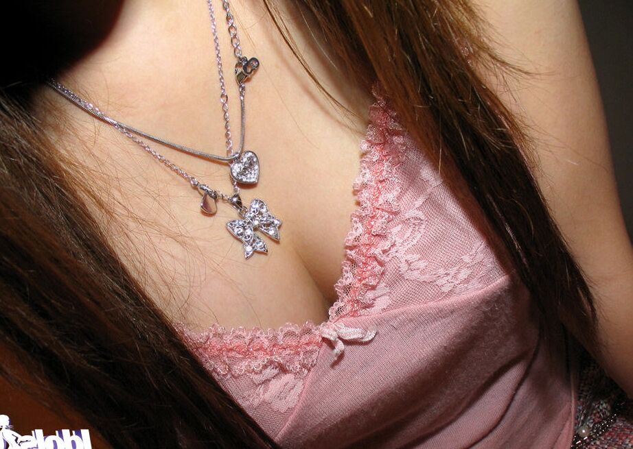16P Frolic asiática fofa tirando a roupa e brincando com brinquedos sexuais