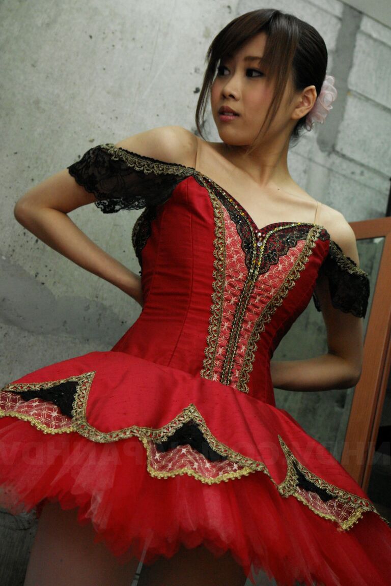 Die 21P asiatische Ballerina Ririka Suzuki bläst einen Schwanz mit entblößten saftigen natürlichen Titten