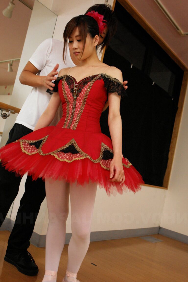 Die 21P asiatische Ballerina Ririka Suzuki bläst einen Schwanz mit entblößten saftigen natürlichen Titten