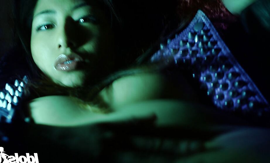 16P Asiática imunda Ran Asakawa expondo seus peitos pequenos e bunda sexy