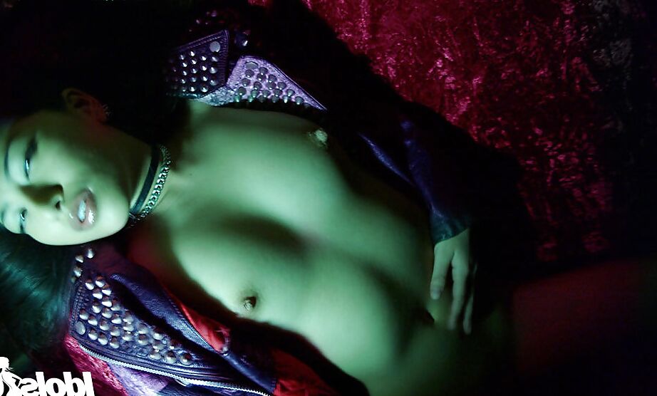 16P Asiática imunda Ran Asakawa expondo seus peitos pequenos e bunda sexy