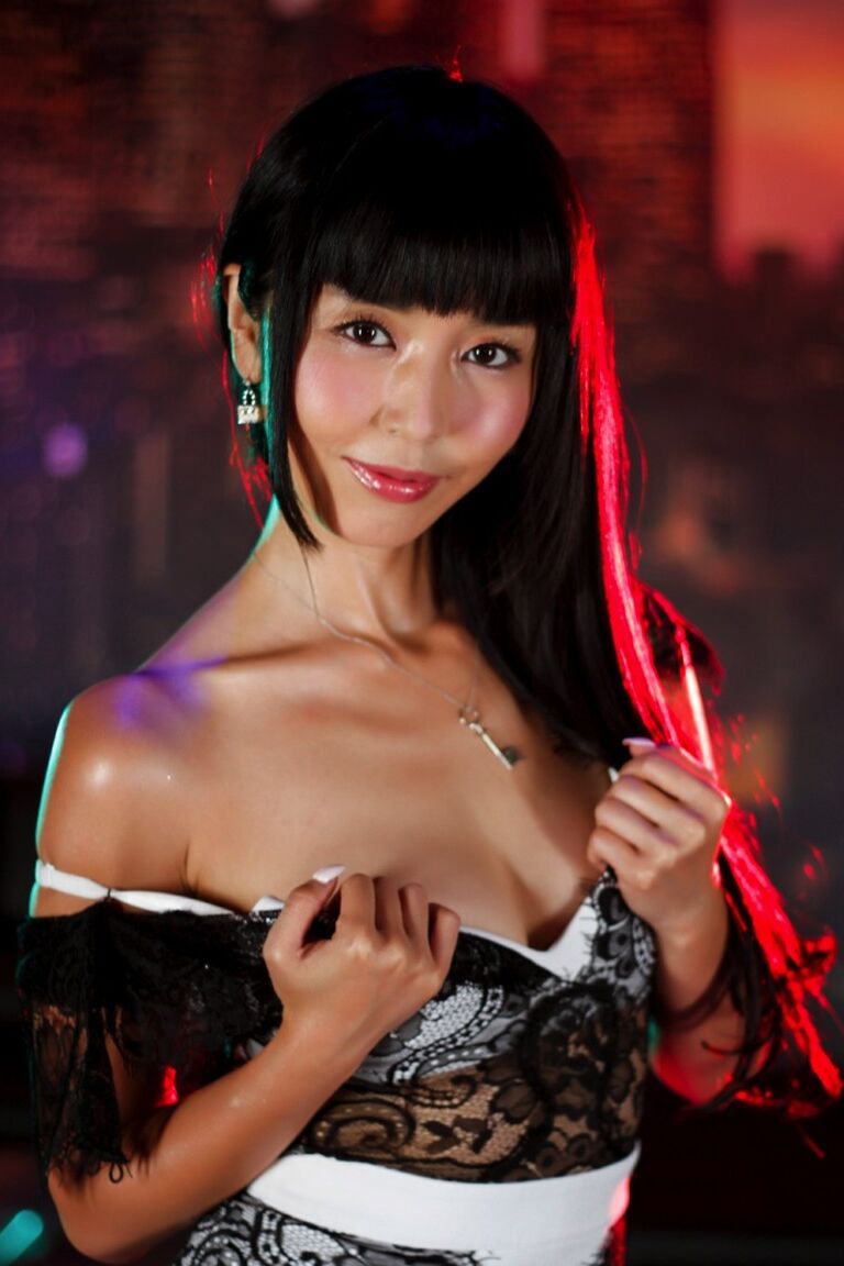 12P La japonaise Marica Hase est assise nue sur un banc après avoir enlevé ses vêtements