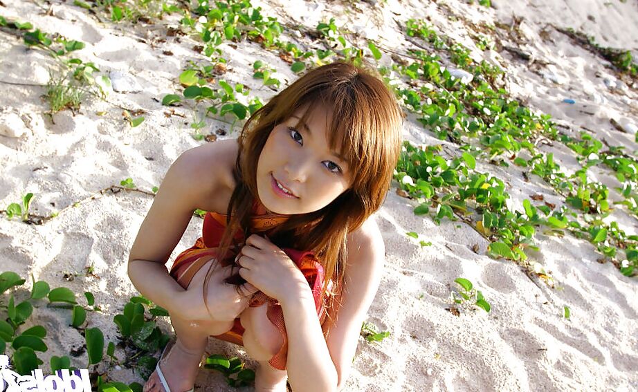 16P La adorable asiática Yua Aida mostrando sus tentadoras curvas al aire libre