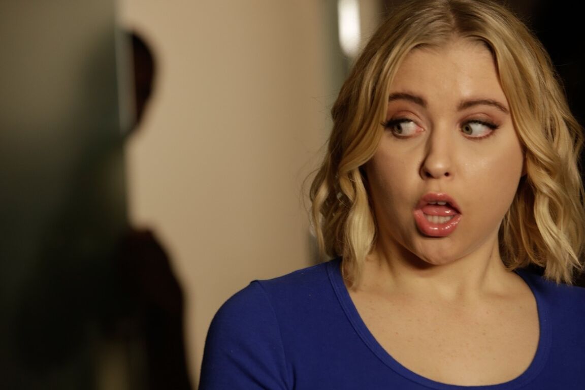 21P Excelente adolescente loira Chloe Couture pegando um enorme pau preto na boceta