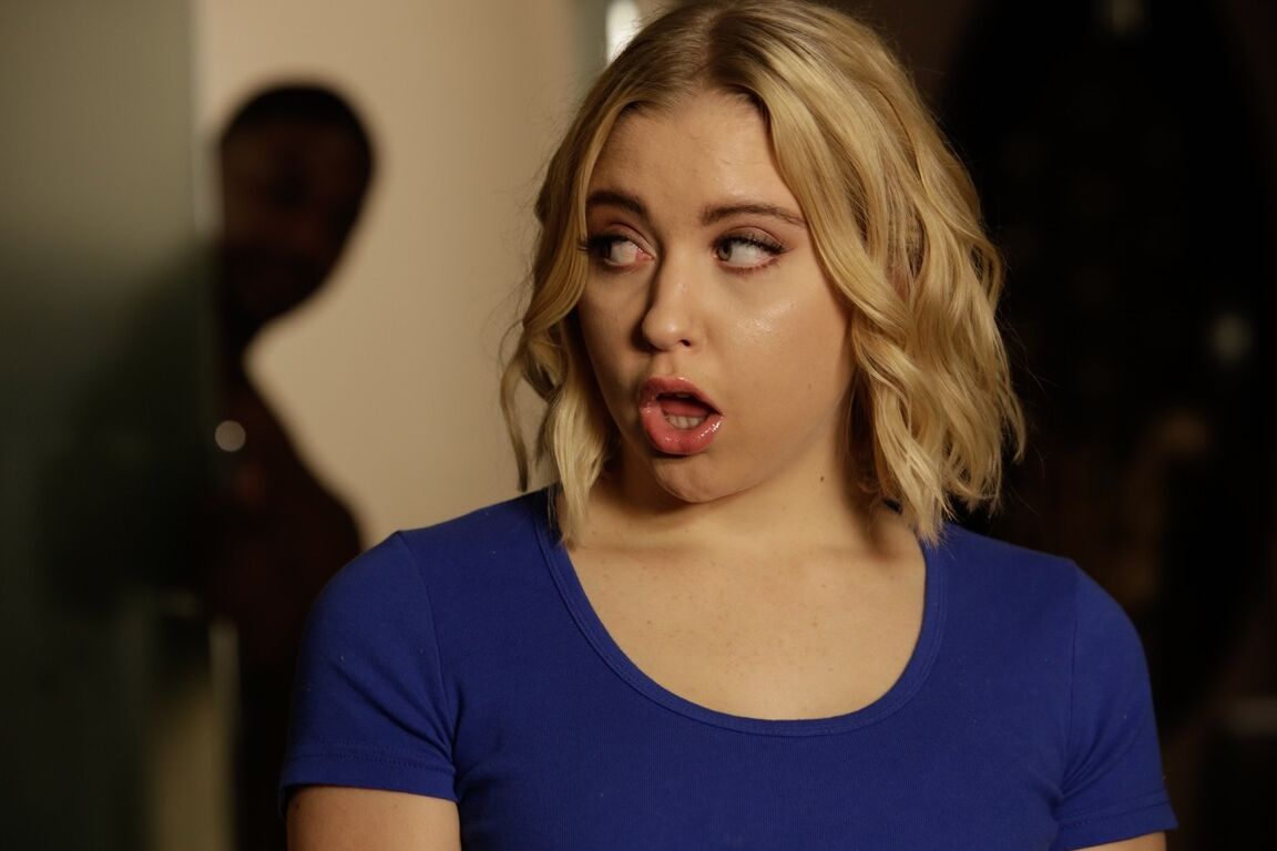 21P Excelente adolescente loira Chloe Couture pegando um enorme pau preto na boceta
