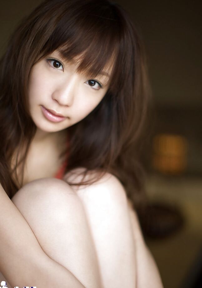 15P La seductora adolescente asiática Hina Kurumi mostrando su elegante cuerpo