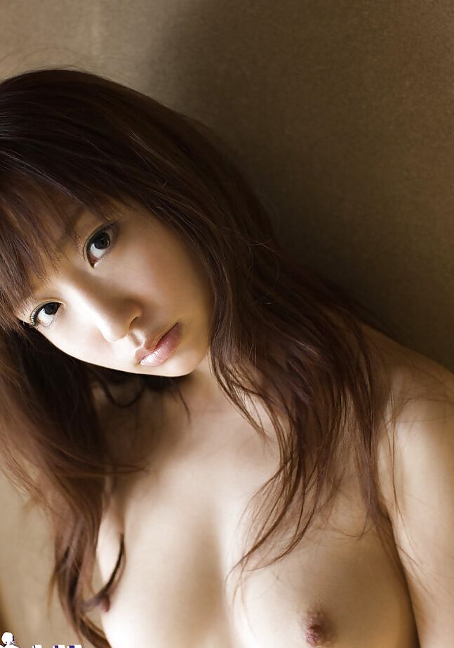 15P La seductora adolescente asiática Hina Kurumi mostrando su elegante cuerpo