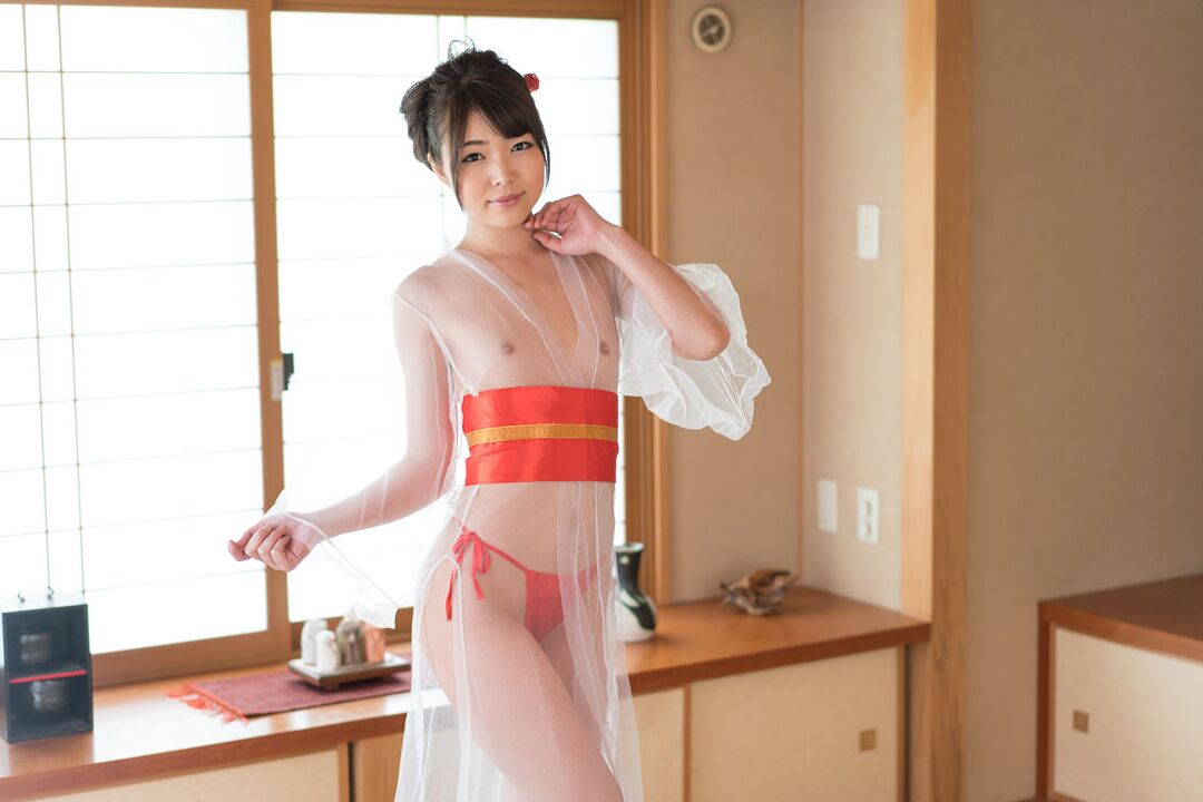 20P La pequeña masajista japonesa Shino Aoi da placer a su cliente con sexo a pelo