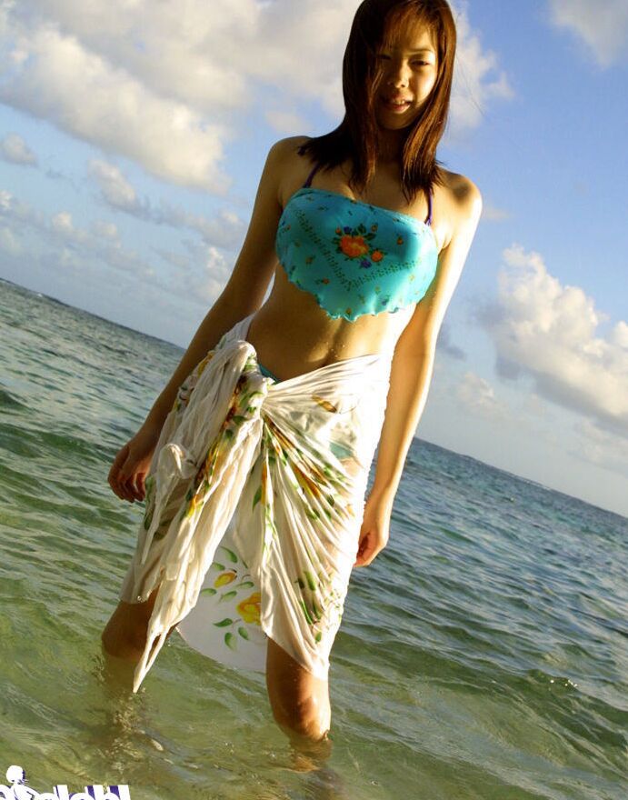 16P Adorável Asian Babe Hikari expõe seus peitos grandes e empinados ao ar livre