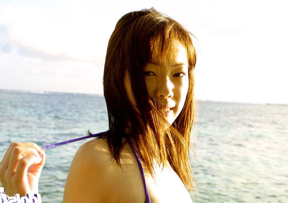 16P Adorável Asian Babe Hikari expõe seus peitos grandes e empinados ao ar livre