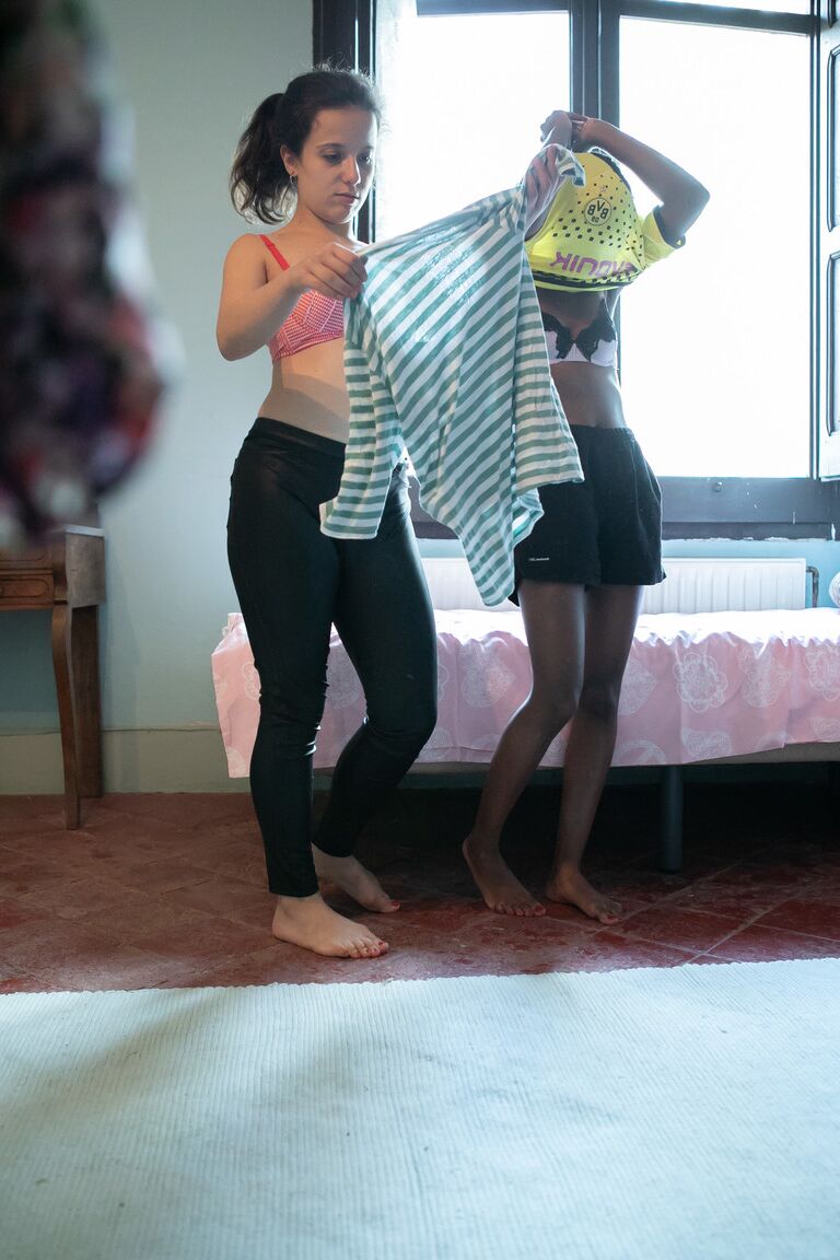 21P Canadian babe Alessia & a dark skinned lesbian putting clothes on each other
