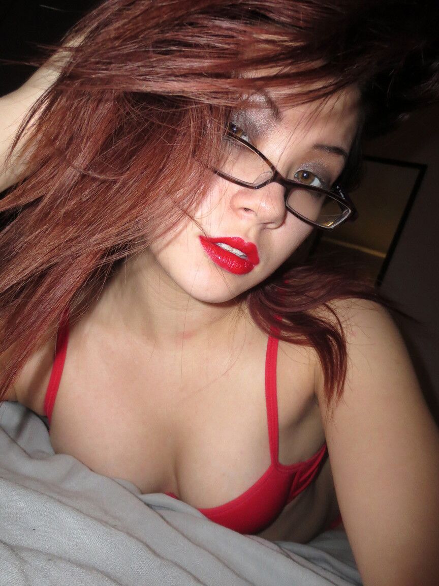 15P La japonesa amateur con piercings Sydney Mai haciendo alarde de sus pequeñas tetas con gafas