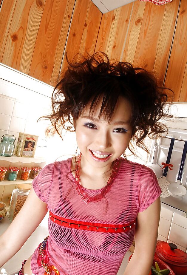15P Lusty asiática gata com pernas sensuais Aya Shiraishi se divertindo na cozinha