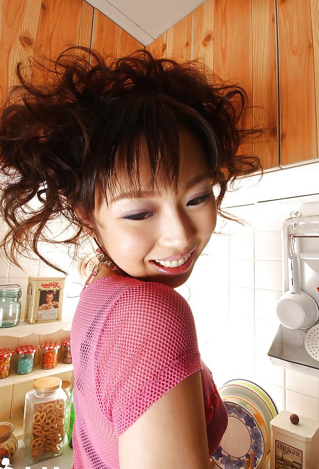 15P Lusty asiática gata com pernas sensuais Aya Shiraishi se divertindo na cozinha