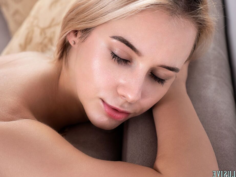 20P La jeune blonde Maya se masturbe avec un jouet sexuel lors de son premier concert nu