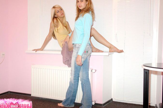 10P Two sultry awesome chiks going to play there mouth to kiss each of them