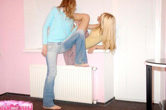 10P Two sultry awesome chiks going to play there mouth to kiss each of them
