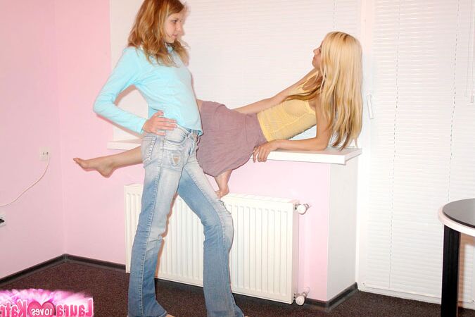 10P Two sultry awesome chiks going to play there mouth to kiss each of them