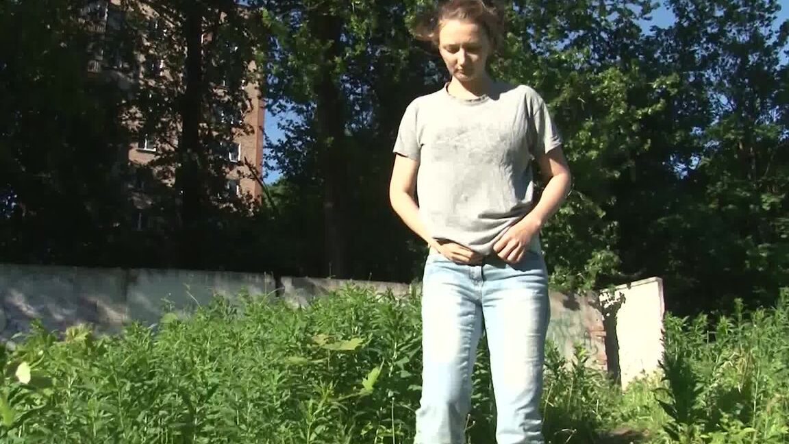15P Pretty Lena June nervously pisses outside