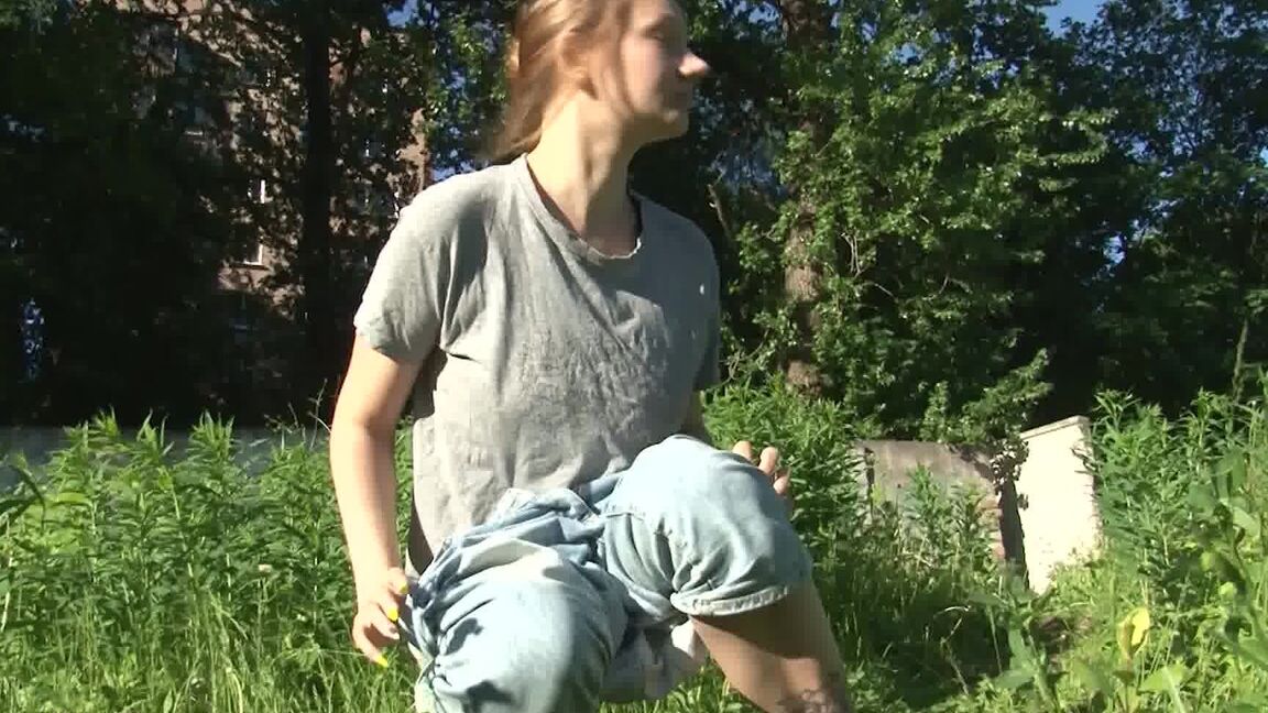 15P Pretty Lena June nervously pisses outside