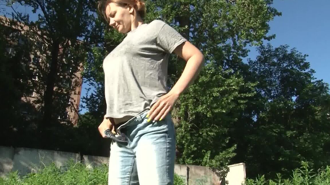 15P Pretty Lena June nervously pisses outside