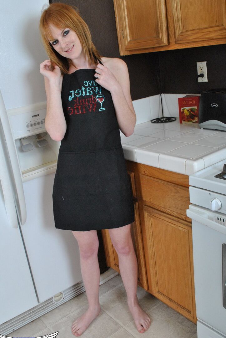 12P La pelirroja amateur Kate Cooper se quita el delantal de la cocina para desnudarse totalmente