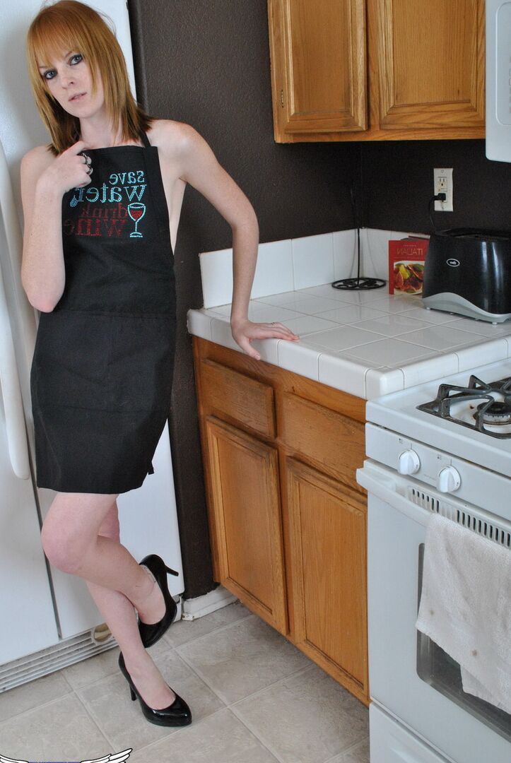 12P La pelirroja amateur Kate Cooper se quita el delantal de la cocina para desnudarse totalmente