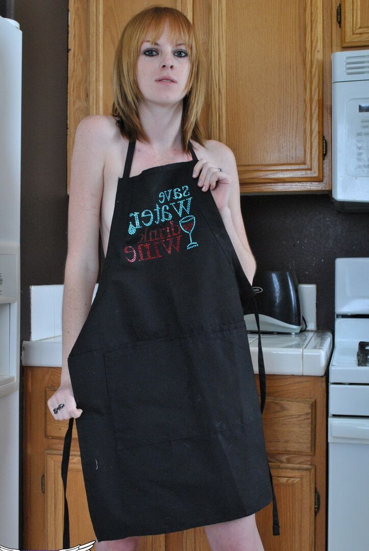 12P La pelirroja amateur Kate Cooper se quita el delantal de la cocina para desnudarse totalmente