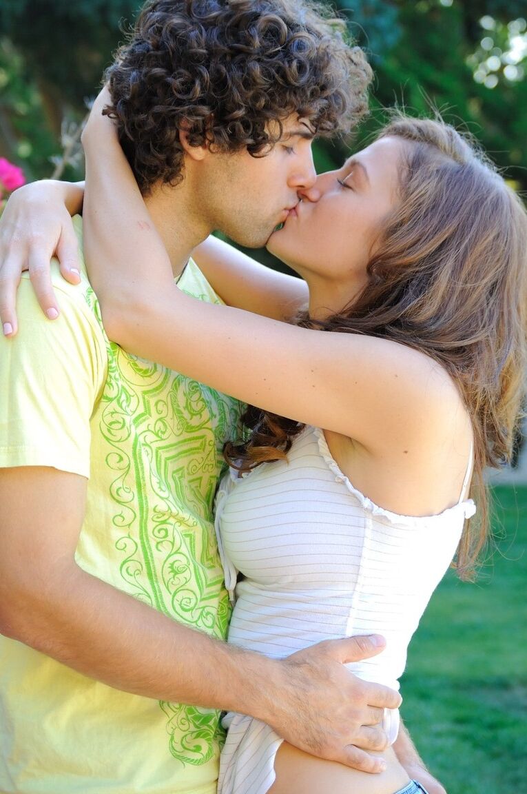 11P Casal amador se beijando ao ar livre antes que ela mostre a calcinha levantada