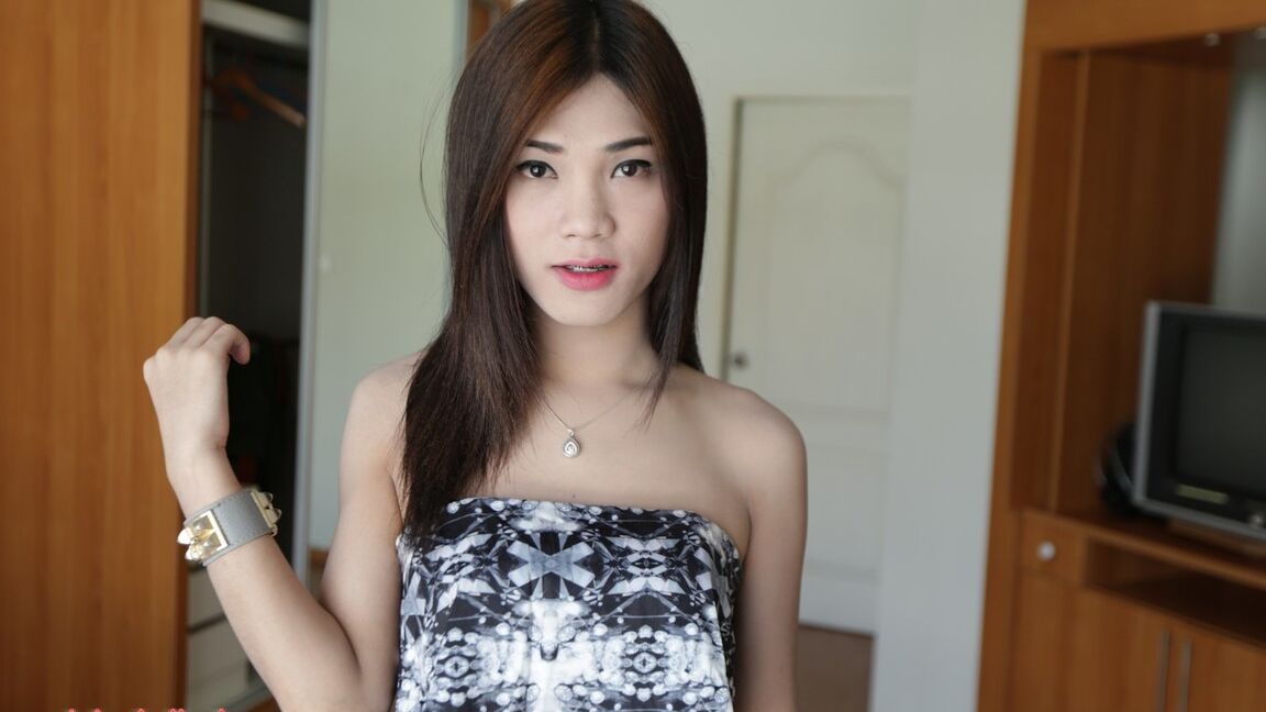 12P Ladyboy thaïlandaise de 20 ans se déshabille et se fait enculer par une bite blanche
