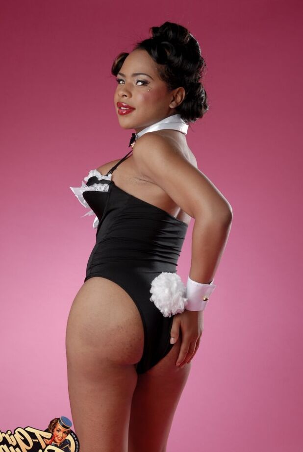 12P Hot Ebony TGirl Nody Nadia expondo seu doce buraco