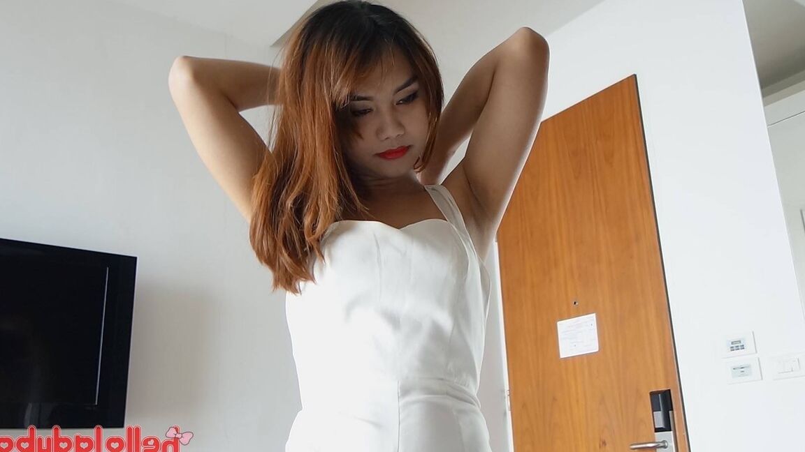 12P festeira de 22 anos Thai ladyboy fica nua e faz um strip-tease