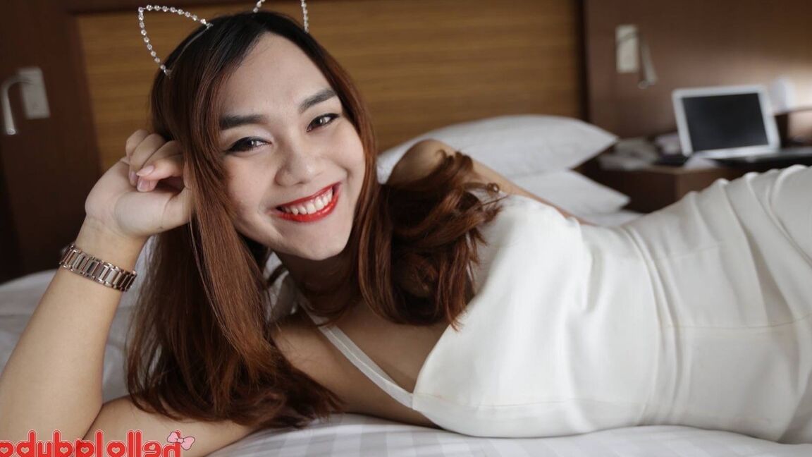 12P festeira de 22 anos Thai ladyboy fica nua e faz um strip-tease
