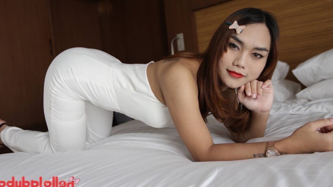 12P festeira de 22 anos Thai ladyboy fica nua e faz um strip-tease