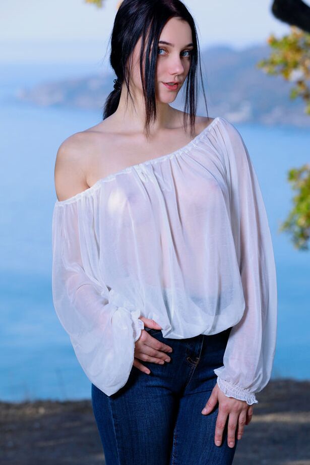 18P Polly Pure tira seu jeans skinny e expõe sua barba rosada e úmida