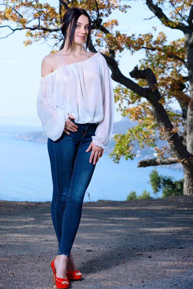 18P Polly Pure tira seu jeans skinny e expõe sua barba rosada e úmida