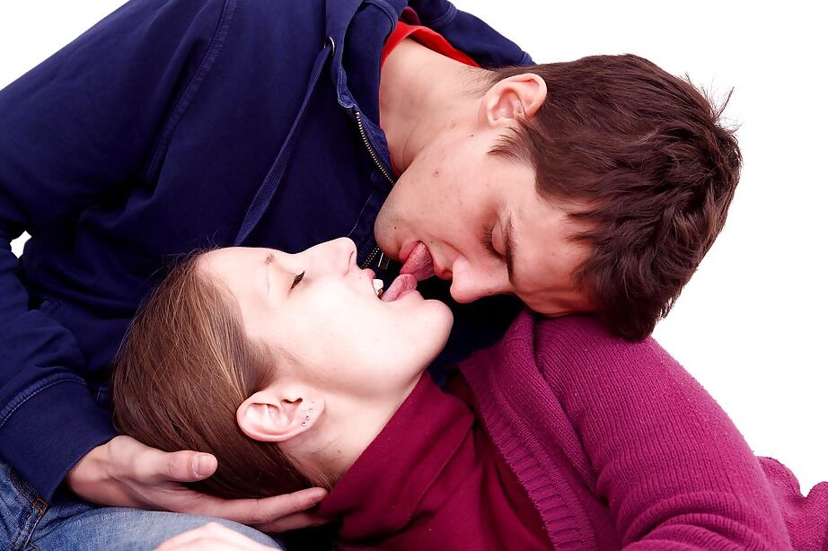 16P La adolescente tetona Jenny N y su novio se besan con la lengua antes del sexo oral y el coito