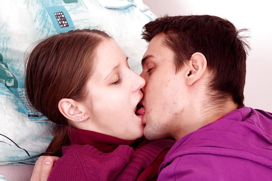 16P La adolescente tetona Jenny N y su novio se besan con la lengua antes del sexo oral y el coito