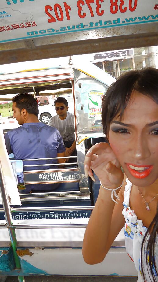 16P Magrinha morena Travesti Asiática Feliz se masturbando em público