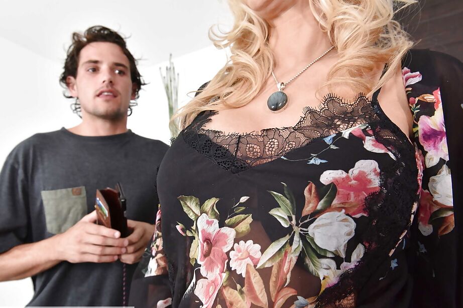 16P MILF rubia Katie Morgan mostrando sus grandes tetas antes de follar con un hombre más joven